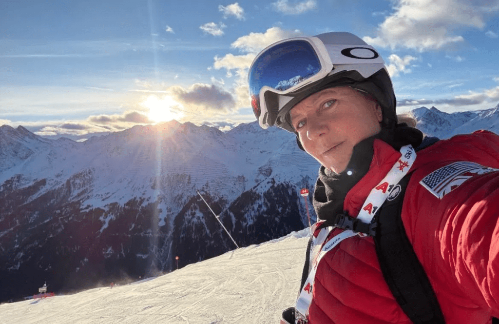 Lewis Hamilton ritrova Angela Cullen, la sua storica fisioterapista e confidente, per affrontare la nuova sfida con la Ferrari. Dopo un periodo di separazione iniziato all’inizio del 2023, i due tornano a collaborare grazie al coinvolgimento di Cullen nel team di Project 44, la società di gestione di Hamilton.