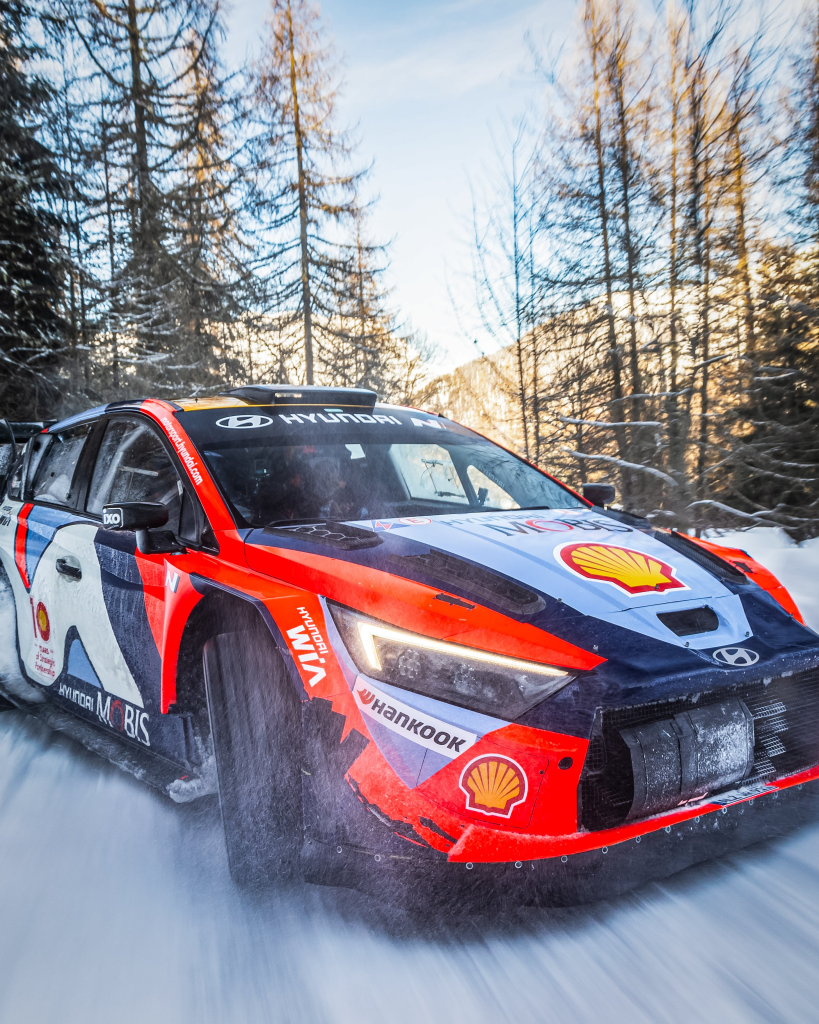 Ott Tänak, campione del mondo WRC 2019, ha commentato positivamente le nuove vetture Rally1 del 2025, prive del sistema ibrido. Secondo il pilota Hyundai Motorsport, l’eliminazione dell’ibrido ha reso le vetture "più semplici" e "molto più facili" da guidare, avvicinandole al concetto tradizionale di auto da rally.