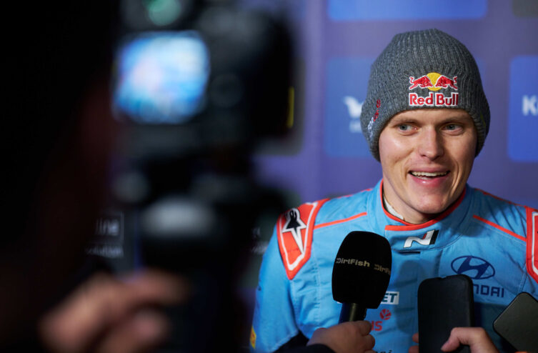 Ott Tänak, campione del mondo WRC 2019, ha commentato positivamente le nuove vetture Rally1 del 2025, prive del sistema ibrido. Secondo il pilota Hyundai Motorsport, l’eliminazione dell’ibrido ha reso le vetture "più semplici" e "molto più facili" da guidare, avvicinandole al concetto tradizionale di auto da rally.