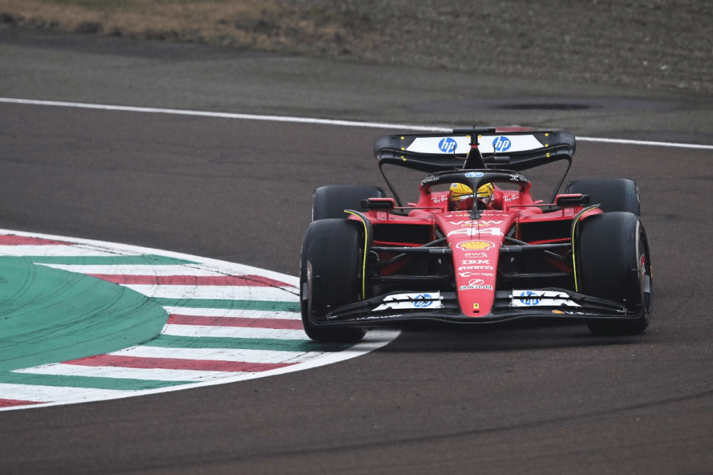 Lewis Hamilton ha descritto la sua prima esperienza al volante di una monoposto Ferrari come uno dei momenti più emozionanti della sua carriera, paragonandolo alla sua prima volta in una vettura di Formula 1.