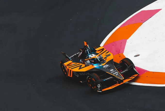 Nonostante un debutto positivo, McLaren chiude l'E-Prix del Messico con un doppio zero, tra difficoltà e una beffa a fine gara.