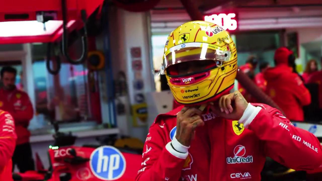 Per il suo primissimo debutto a bordo della Ferrari, Lewis Hamilton ha scelto un casco giallo, dietro il quale si cela una storia importante.