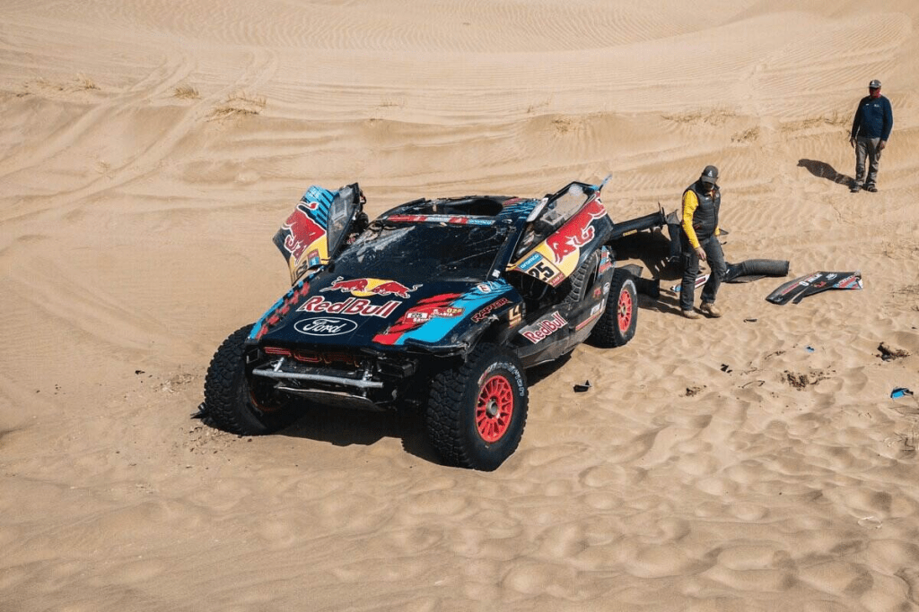 Carlos Sainz ha descritto il suo ritiro dal Dakar 2025 come "una delle più grandi delusioni" della sua carriera. Nonostante gli sforzi congiunti del team Ford e dello stesso pilota per rimanere in gara, la decisione dei commissari della FIA è stata irrevocabile