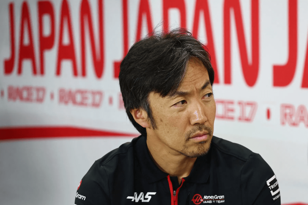 Ayao Komatsu, team principal di Haas, celebra i progressi ottenuti dalla sua squadra nella stagione 2024, definendo l'anno come un punto di svolta dopo uno dei momenti più difficili della loro storia.