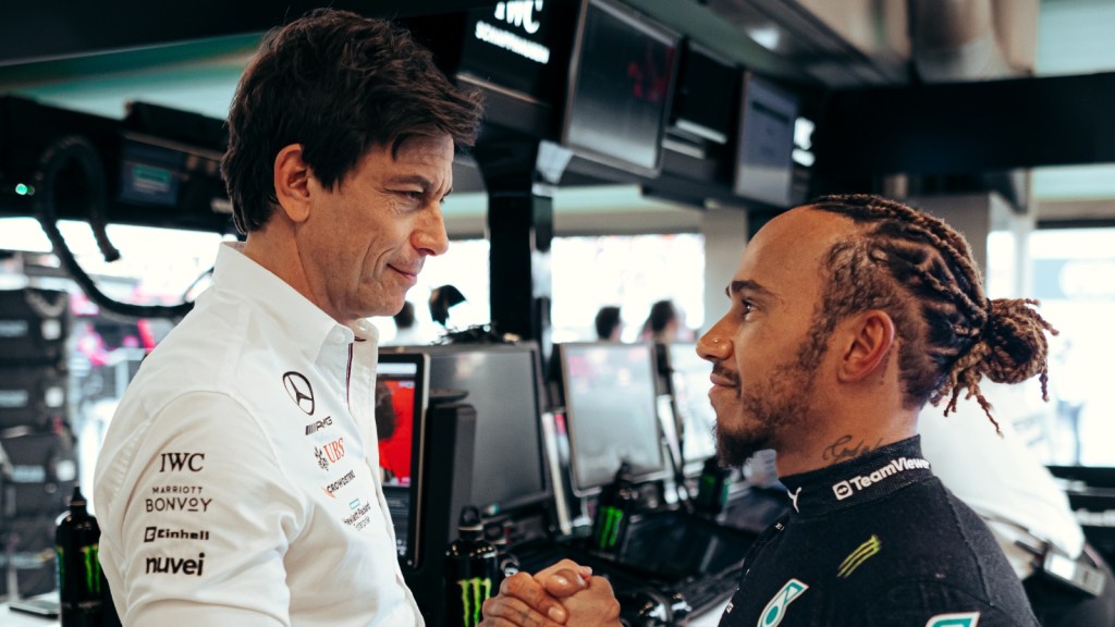 Dodici anni insieme non si dimenticano. Toto Wolff e Lewis Hamilton, nonostante oggi siano su sponde opposte della griglia di Formula 1, continuano a coltivare un rapporto umano profondo e sincero. A rivelarlo è stato proprio il team principal della Mercedes in un’intervista al Wall Street Journal, in cui ha raccontato alcuni retroscena divertenti e inaspettati sul loro legame.