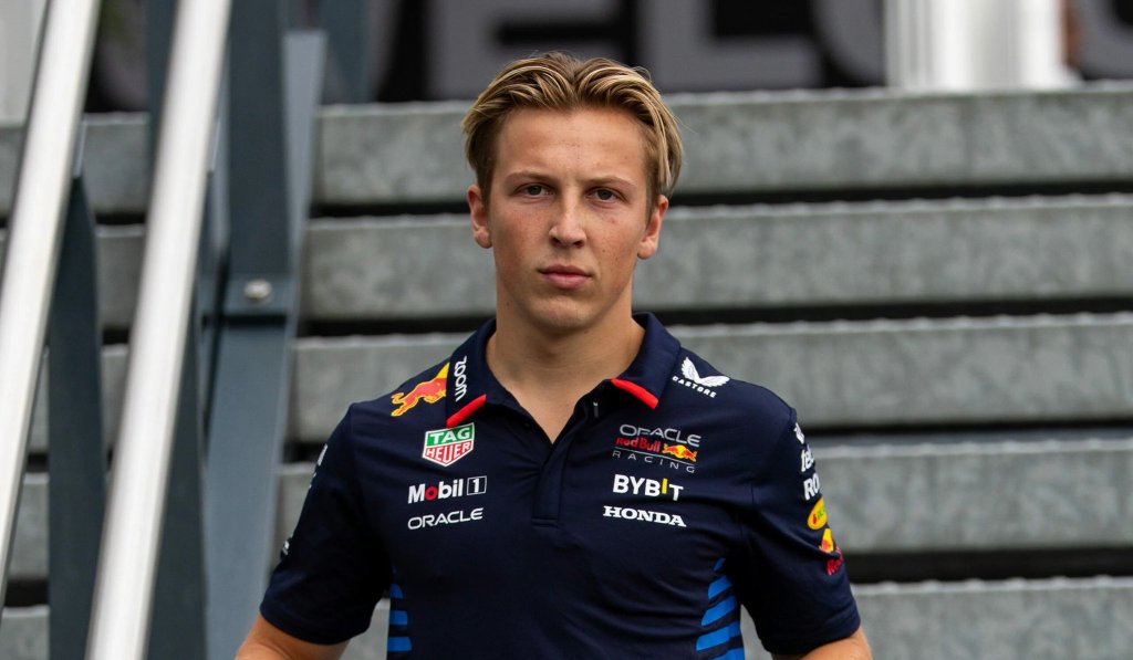 Il neozelandese debutterà nel team ufficiale Red Bull tra poche settimane. Lawson dovrà supportare il lavoro di squadra, ma anche dimostrare il proprio valore accanto al campione del mondo.