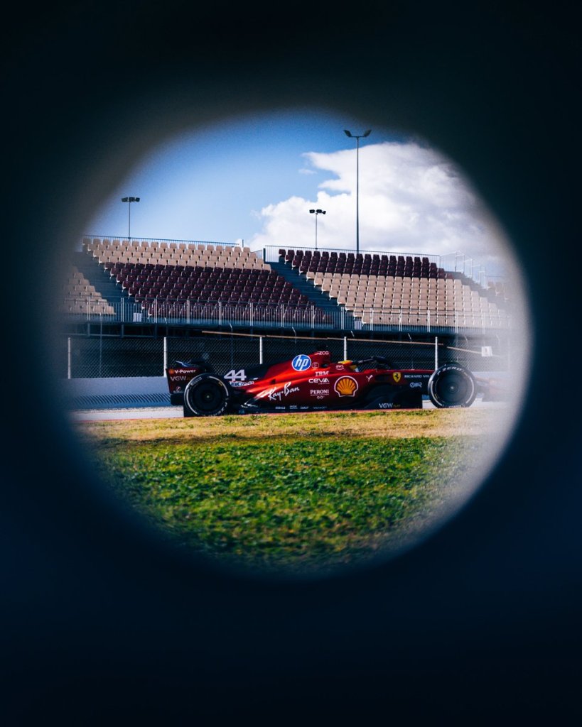 Hamilton si prepara a scendere in pista con la sua Ferrari 2025. Questo segnerà l’inizio di una nuova era per la Scuderia e per Lewis.