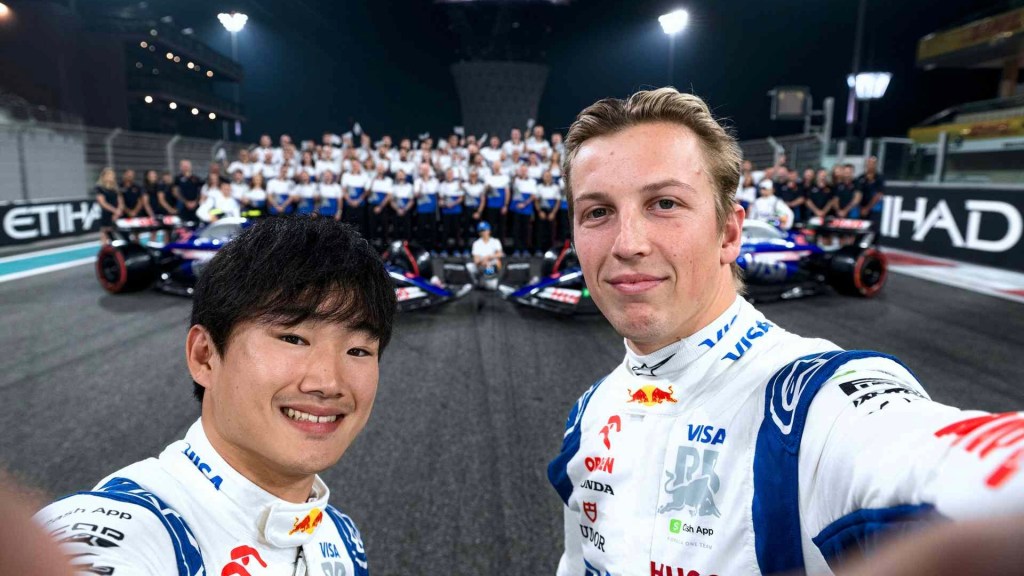 Yuki Tsunoda e Liam Lawson insieme alla squadra Racing Bull al GP di Abu Dhabi, l'ultimo della scorsa stagione