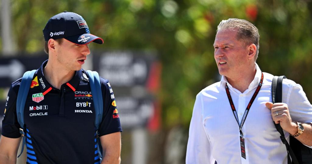In un Mondiale ancora possibilmente aperto, Max Verstappen sceglie la via della lucidità. Nessun proclama, nessuna promessa: solo concentrazione e lavoro.