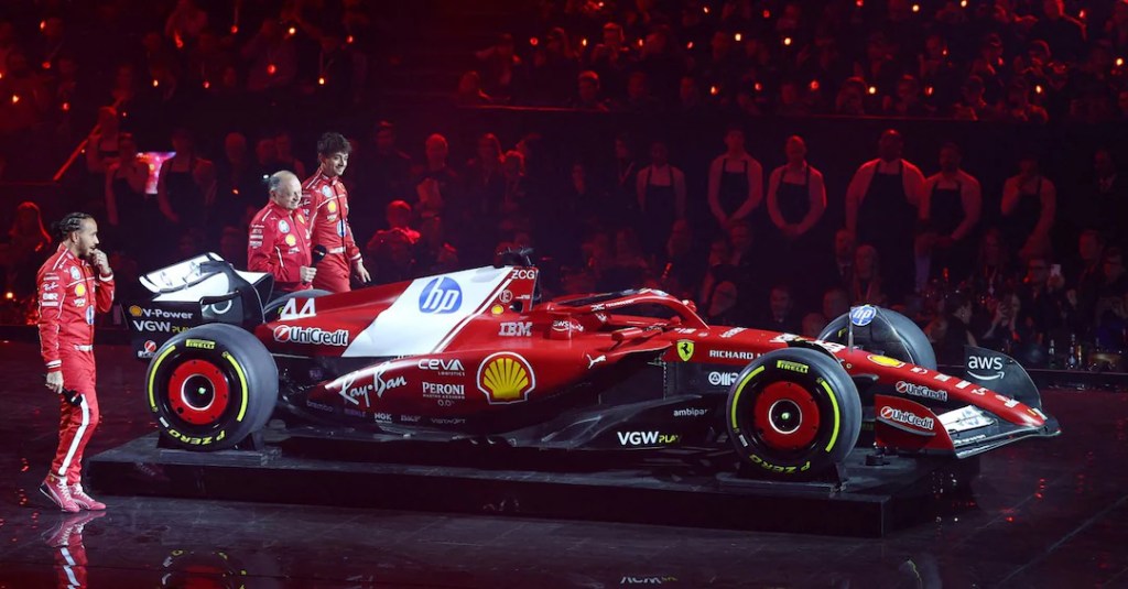 La presentazione della Ferrari durante la cerimonia 2025 con Charles leclerc, Fred Vasseur e Lewis Hamilton