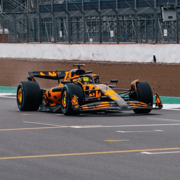 Oscar Piastri si prepara a vivere la sua terza stagione in Formula 1 con McLaren, con l’obiettivo di essere più competitivo che mai e ottenere ancora più successi. Dopo aver assaporato la vittoria nelle prime fasi della sua carriera, l’australiano è determinato a lottare costantemente per il vertice.