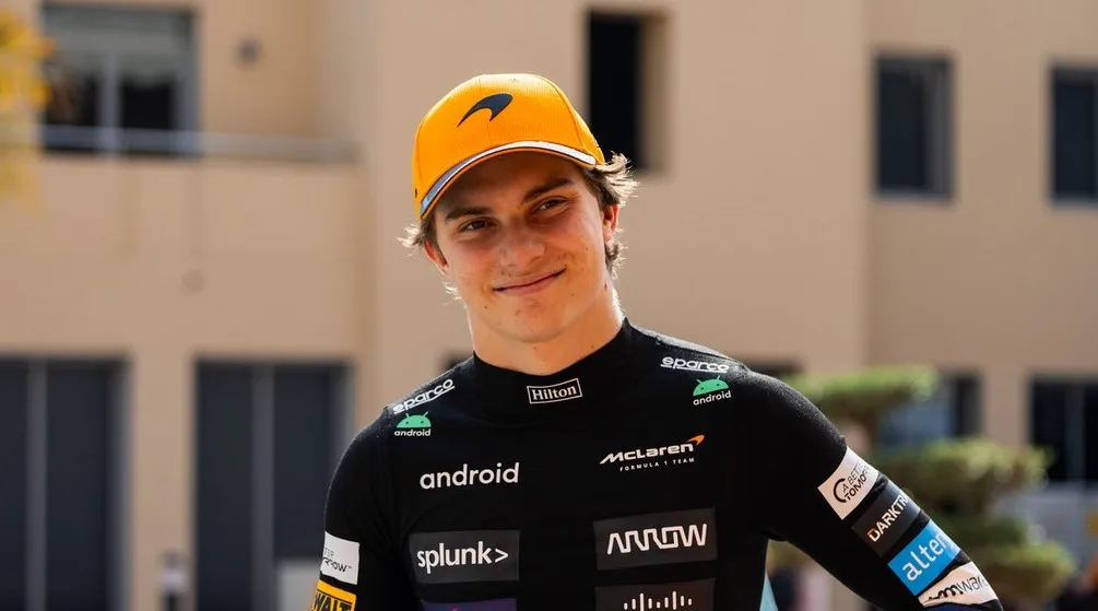 Oscar Piastri si prepara a vivere la sua terza stagione in Formula 1 con McLaren, con l’obiettivo di essere più competitivo che mai e ottenere ancora più successi. Dopo aver assaporato la vittoria nelle prime fasi della sua carriera, l’australiano è determinato a lottare costantemente per il vertice.