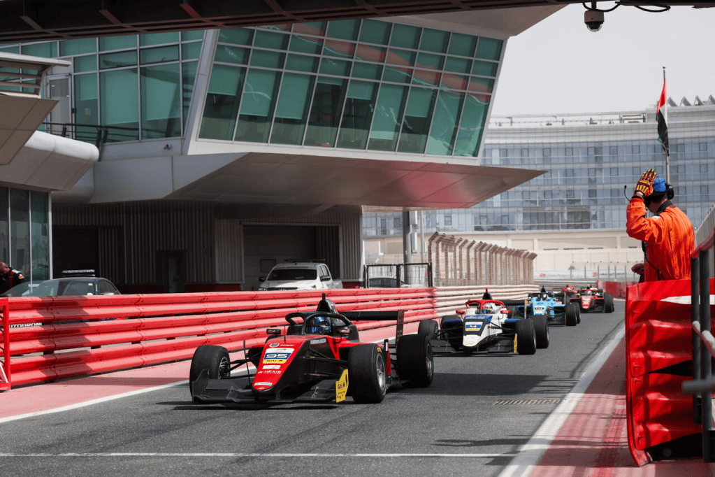 Evan Giltaire e Freddie Slater si sono divisi le pole position nelle qualifiche della Formula Regional Middle East a Yas Marina.
