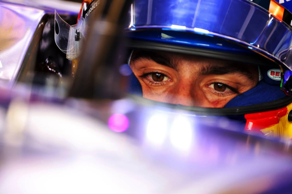 Sainz commenta le nuove sanzioni della FIA sul linguaggio inappropriato