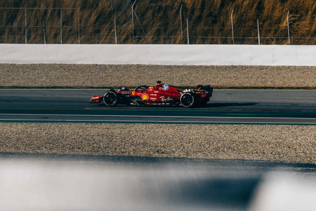 La stampa inglese critica già l'operato di Lewis Hamilton in Ferrari. Avrà un peso rilevante nel corso della stagione? Sarà così dura?