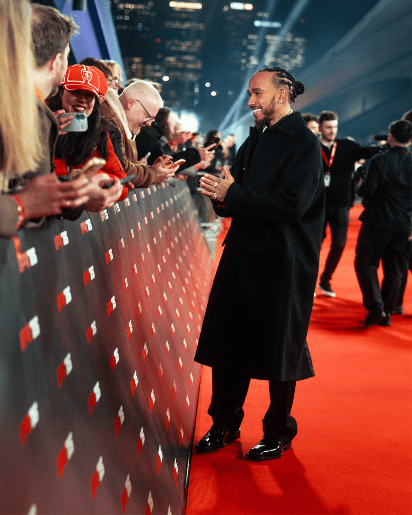 Lewis Hamilton ha entusiasmato il pubblico dell’O2 di Londra durante la sua prima presentazione ufficiale con la Scuderia Ferrari.