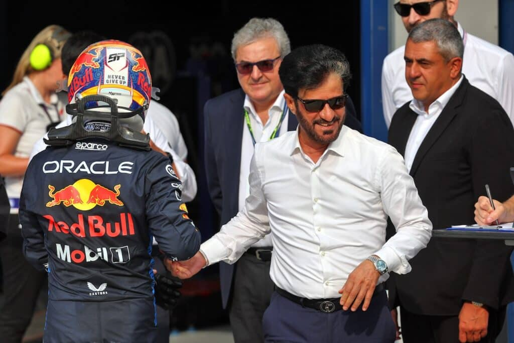 Continua lo scontro tra Max Verstappen e la FIA circa il linguaggio, con "Mad Max" che ha provocatoriamente spiegato che imprecherà in olandese.