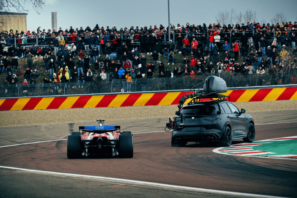 Loic Serra, direttore tecnico del telaio Ferrari, ha voluto sgombrare il campo da qualsiasi dubbio riguardo all’adattamento di Lewis Hamilton alla Rossa, nonostante le difficoltà affrontate dal britannico durante l’era dell’effetto suolo con la Mercedes.