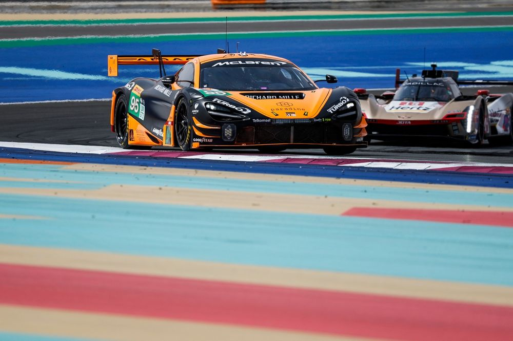 Tre Ferrari dominano la classifica della FP3 della 1812 km del Qatar. Antonio Fuoco (#50) e Antonio Giovinazzi (#51) hanno fatto la differenza al termine di una sessione contrassegnata da qualche goccia di pioggia.