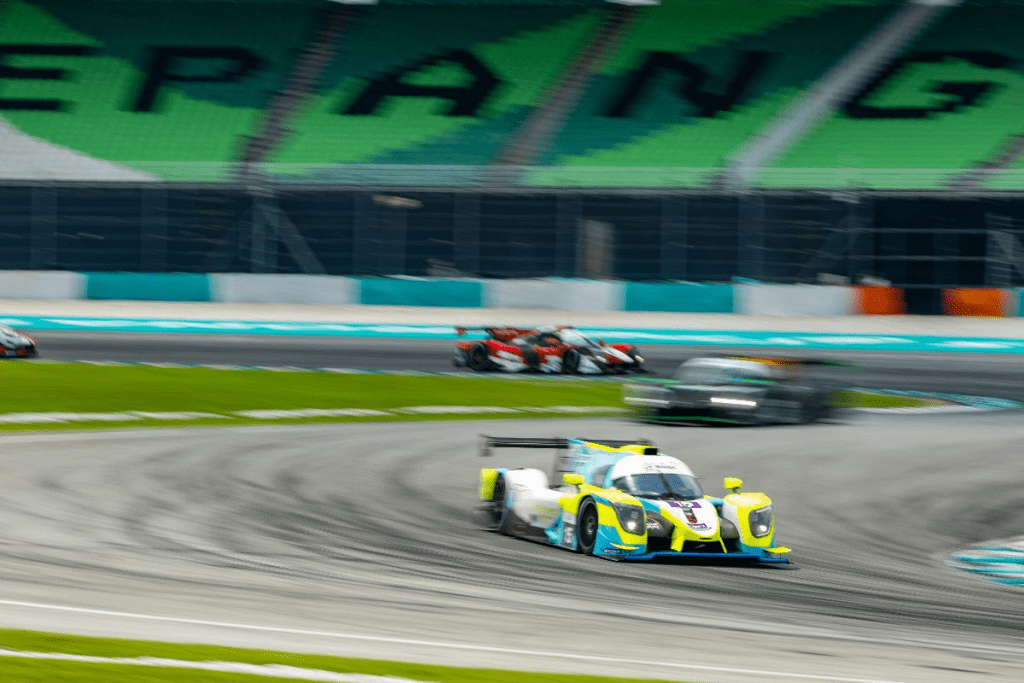 Torna in pista l'ALMS, questa volta sul circuito di Dubai, negli UAE. Questo weekend marcherà la metà del campionato 2024/2025