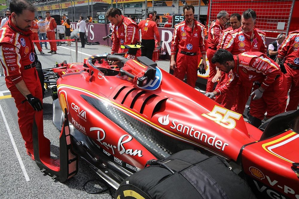 Tecnici Ferrari sulla linea di partenza, preparando la SF24