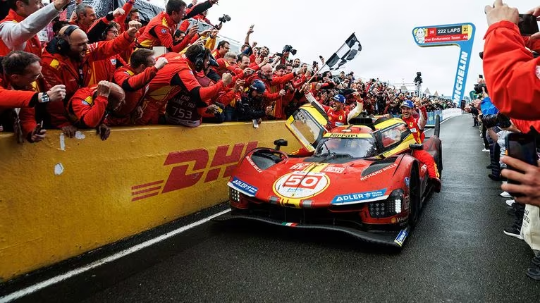 Ferrari, grandi ambizioni nel 2025: Benedetto Vigna sottolinea che l'obiettivo è di vincere, sia in F1 che nel WEC, anche grazie all'aiuto di Hamilton.