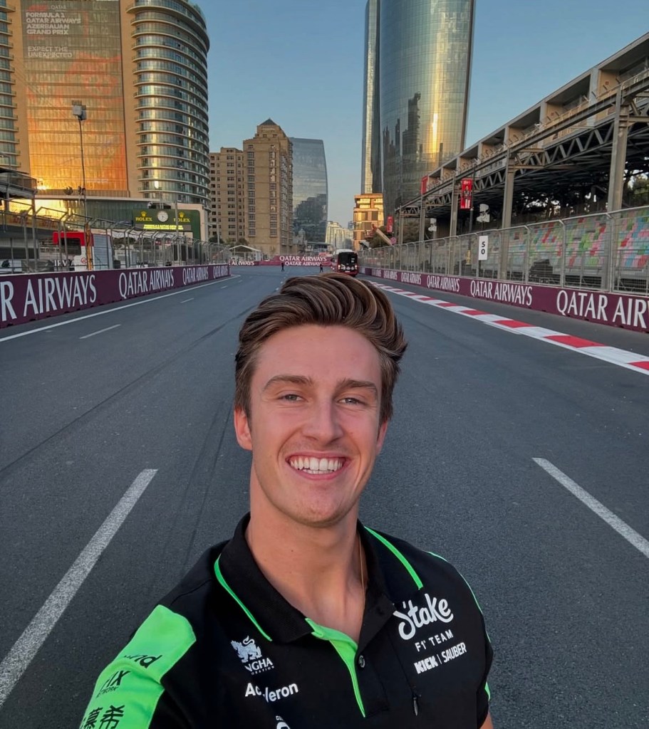 Theo Pourchaire in veste Sauber per il GP d'Azerbaijan 2024.