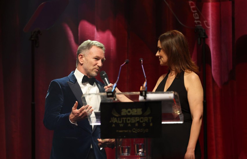 Il team principal della Red Bull, Christian Horner, non ha dubbi: l'arrivo di Lewis Hamilton in Ferrari non solo gli dona, ma rappresenta un vero e proprio evento da blockbuster per la Formula 1.