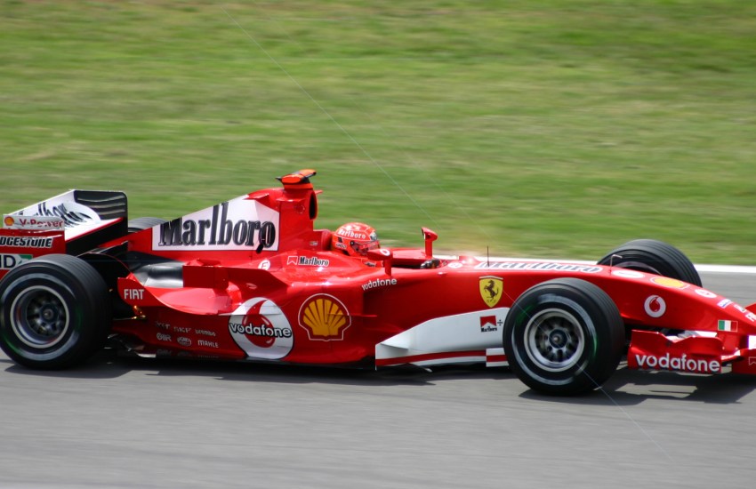 Il presidente della FIA, Mohammed Ben Sulayem, ha recentemente sollevato la possibilità di reintrodurre i motori V10 in Formula 1, due decenni dopo la loro eliminazione.
