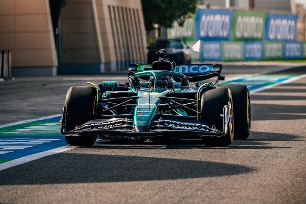Lance Stroll in pista con l'Aston Martin AMR25 