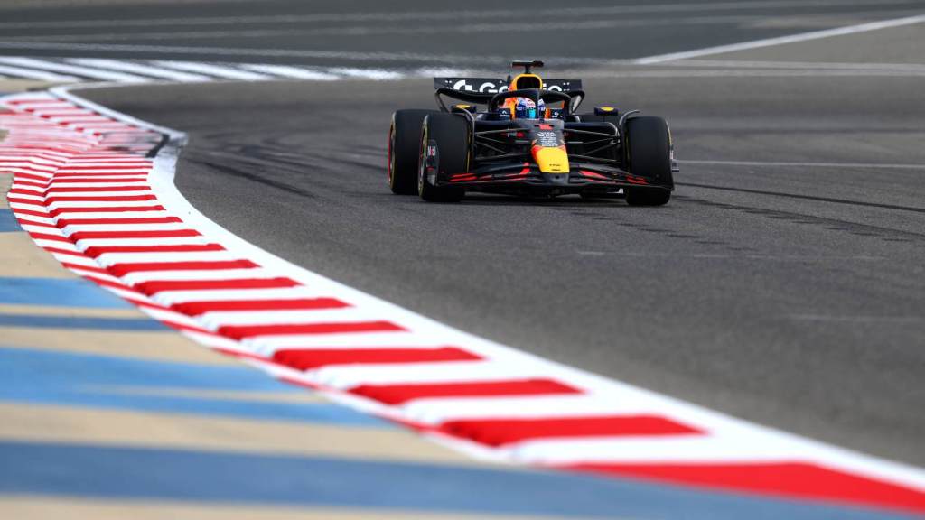 red bull rb21 di verstappen in pista a sakhir