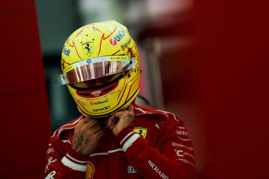 Hamilton in Ferrari pronto ad andare in pista