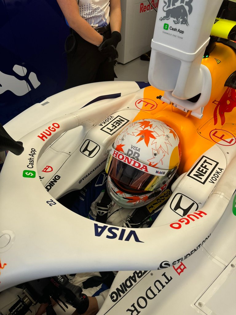 Tsunoda sorprende tutti con un giro perfetto in qualifica, sfruttando al meglio la strategia del team e le condizioni della pista per conquistare un incredibile quinto posto.