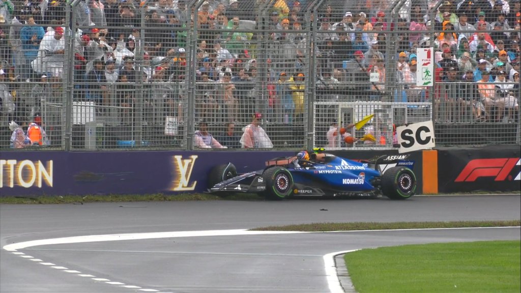 Williams conquista un incredibile quarto posto in Australia grazie a una strategia perfetta. Carlos Sainz protagonista a sorpresa nel ruolo di consigliere dal muretto.