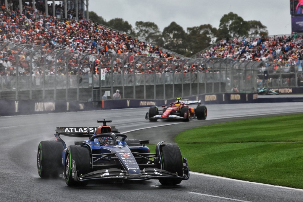 Williams conquista un incredibile quarto posto in Australia grazie a una strategia perfetta. Carlos Sainz protagonista a sorpresa nel ruolo di consigliere dal muretto.