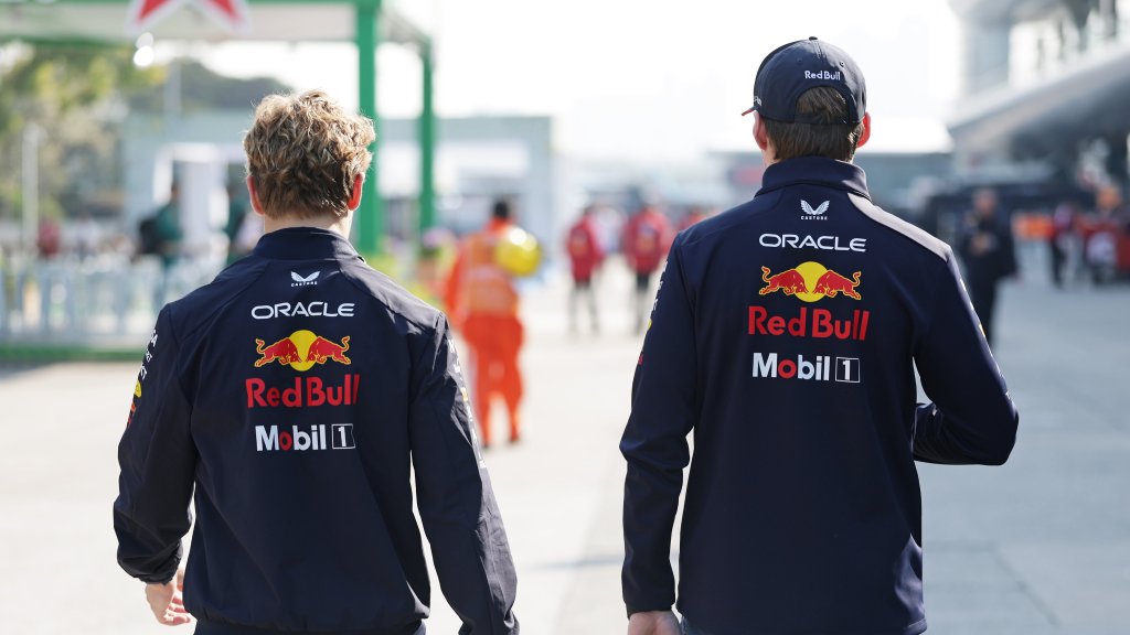 Dopo un inizio difficile per Lawson, Red Bull riflette su un cambio immediato con il pilota giapponese. Tsunoda, in grande forma, si candida con entusiasmo per un posto nel top team.