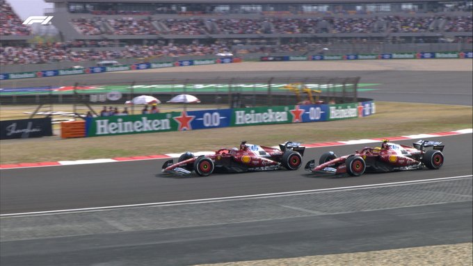 Oscar Piastri vince il Gran Premio di Cina dominato dall'inizio alla fine, seguito dal compagno di squadra Lando Norris che completa la doppietta McLaren. Terzo Verstappen, 5° e 6° le Ferrari.