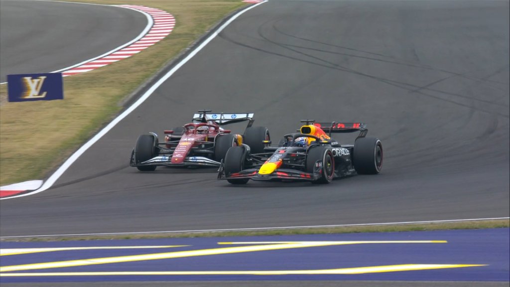 Oscar Piastri vince il Gran Premio di Cina dominato dall'inizio alla fine, seguito dal compagno di squadra Lando Norris che completa la doppietta McLaren. Terzo Verstappen, 5° e 6° le Ferrari.