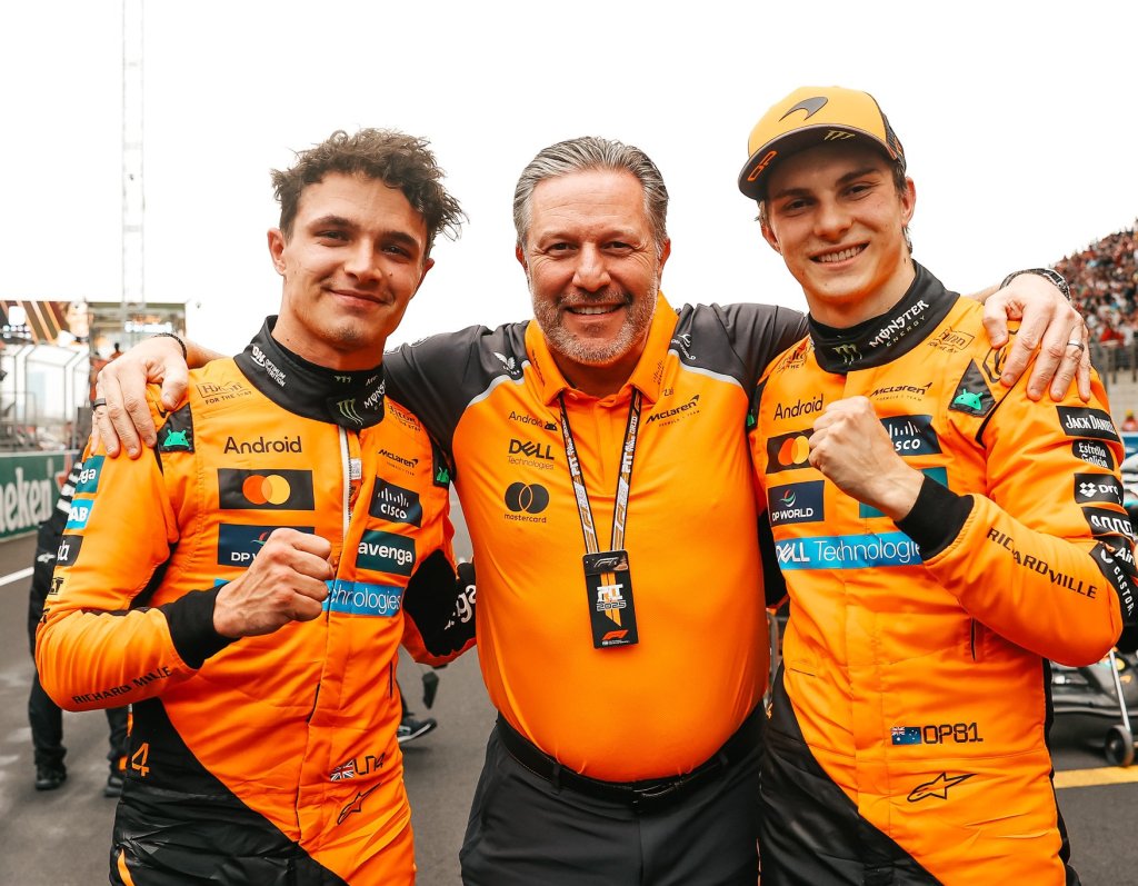 Norris celebra la doppietta McLaren in Cina, ma il problema ai freni negli ultimi giri lo ha costretto a gestire. Avrebbe voluto mettere un po' più di pressione ad Oscar Piastri...