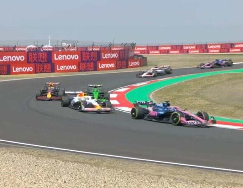Lewis Hamilton domina e trionfa nella Sprint Race, Max finisce terzo. Difficoltà per Lando Norris.