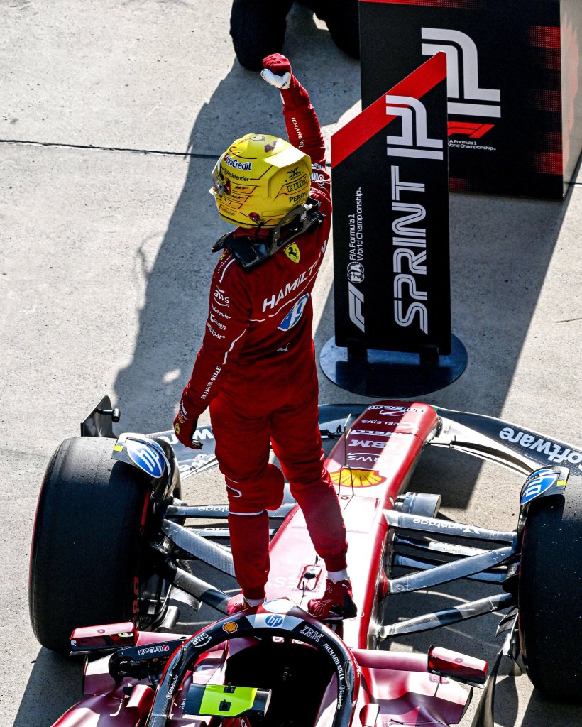 Lewis Hamilton domina e trionfa nella Sprint Race, Max finisce terzo. Difficoltà per Lando Norris.