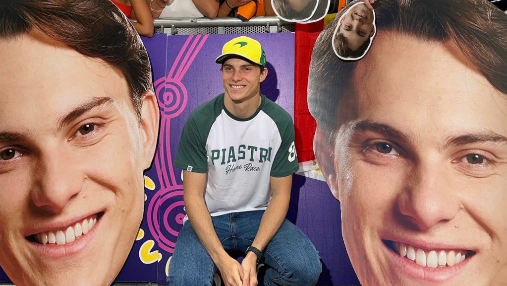 Piastri e due gigantografie del suo volto portate dai fan a Melbourne