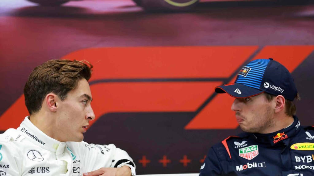 George Russell e Max Verstappen dialogano