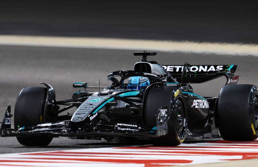 George Russell in pista sul circuito del Bahrain a bordo della Mercedes W16