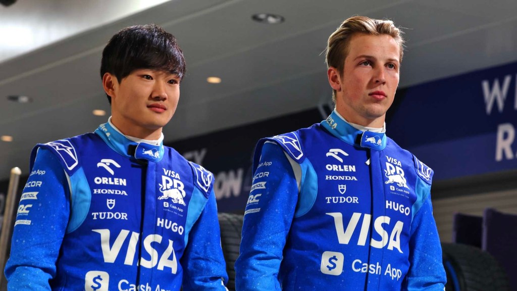 Yuki Tsunoda e Liam Lawson, compagni di squadra nel 2024, nelle tute realizzate appositamente per lo scorso GP di Las Vegas