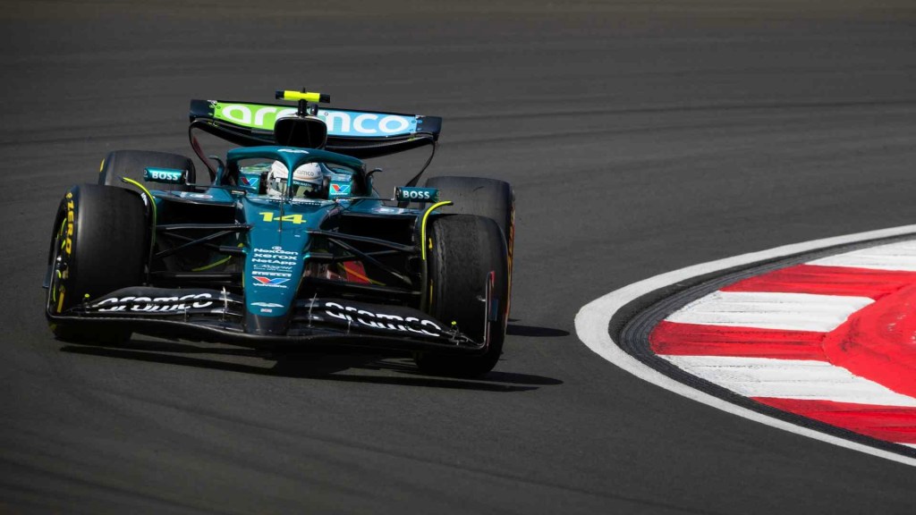 Fernando Alonso, una delle due vittime del cedimento dei freni, durante i primi giri del GP di Cina