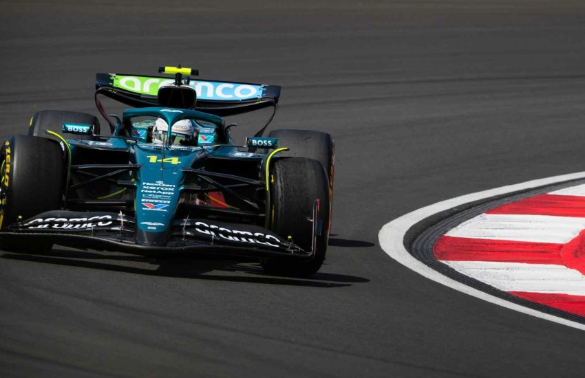 Fernando Alonso, una delle due vittime del cedimento dei freni, durante i primi giri del GP di Cina