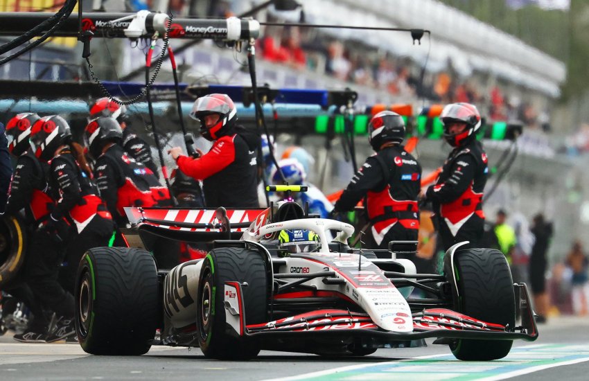 L’inizio di stagione della Haas è stato un disastro inaspettato. A Melbourne, la squadra americana si è trovata staccata dal resto del gruppo, con Esteban Ocon che ha chiuso il primo segmento di qualifica con un distacco di sei decimi dal tempo più vicino.
