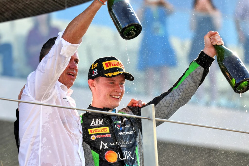 Il talento paraguaiano Joshua Durksen continuerà la sua avventura in Formula 2 per una terza stagione consecutiva, approdando nel 2026 al top team Invicta Racing.