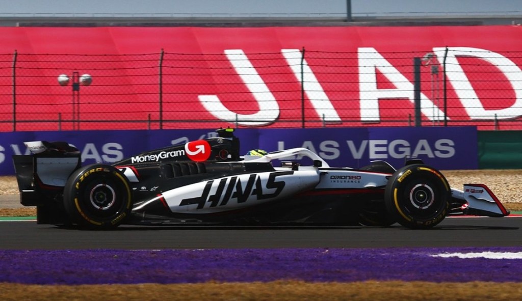 La Haas sul tracciato di Shangai per il GP della Cina